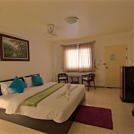 Charn Residence Bang Saen Bagian luar foto