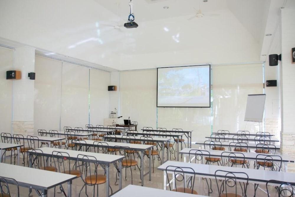 Charn Residence Bang Saen Bagian luar foto