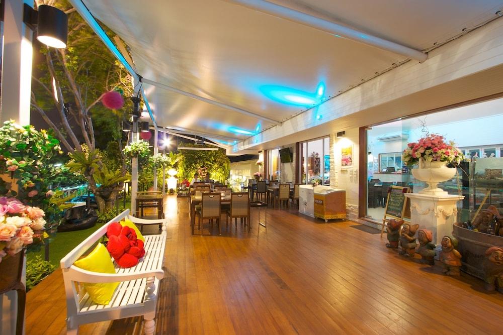 Charn Residence Bang Saen Bagian luar foto