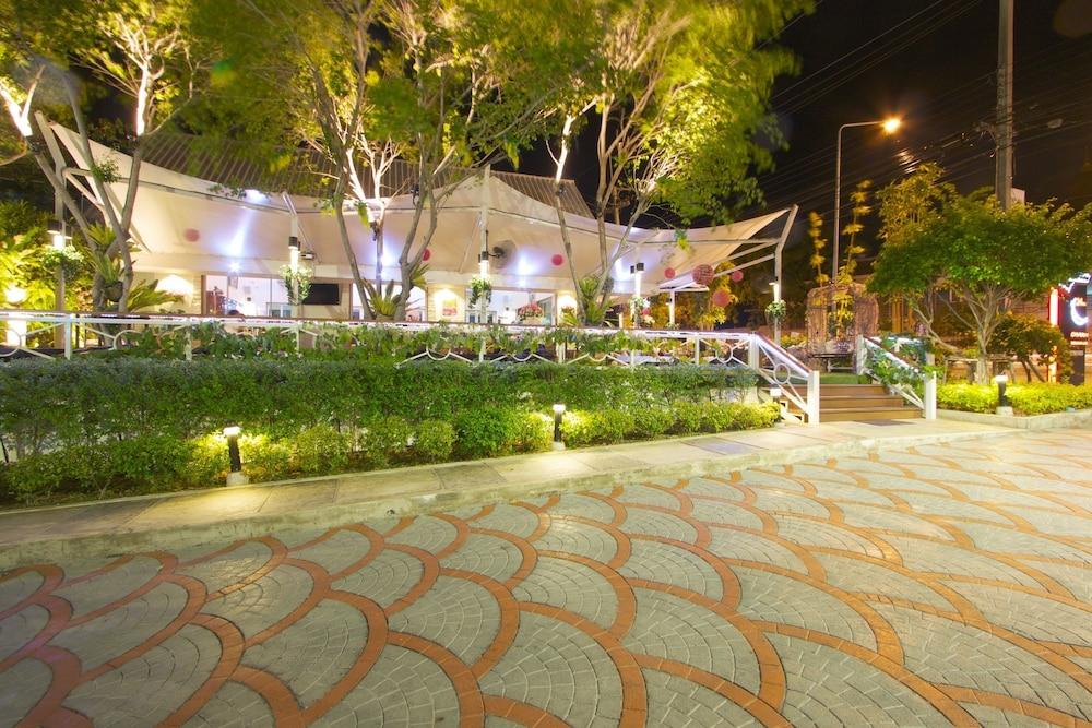 Charn Residence Bang Saen Bagian luar foto