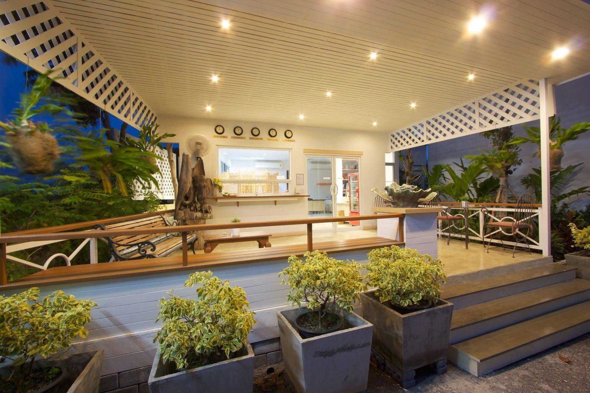 Charn Residence Bang Saen Bagian luar foto