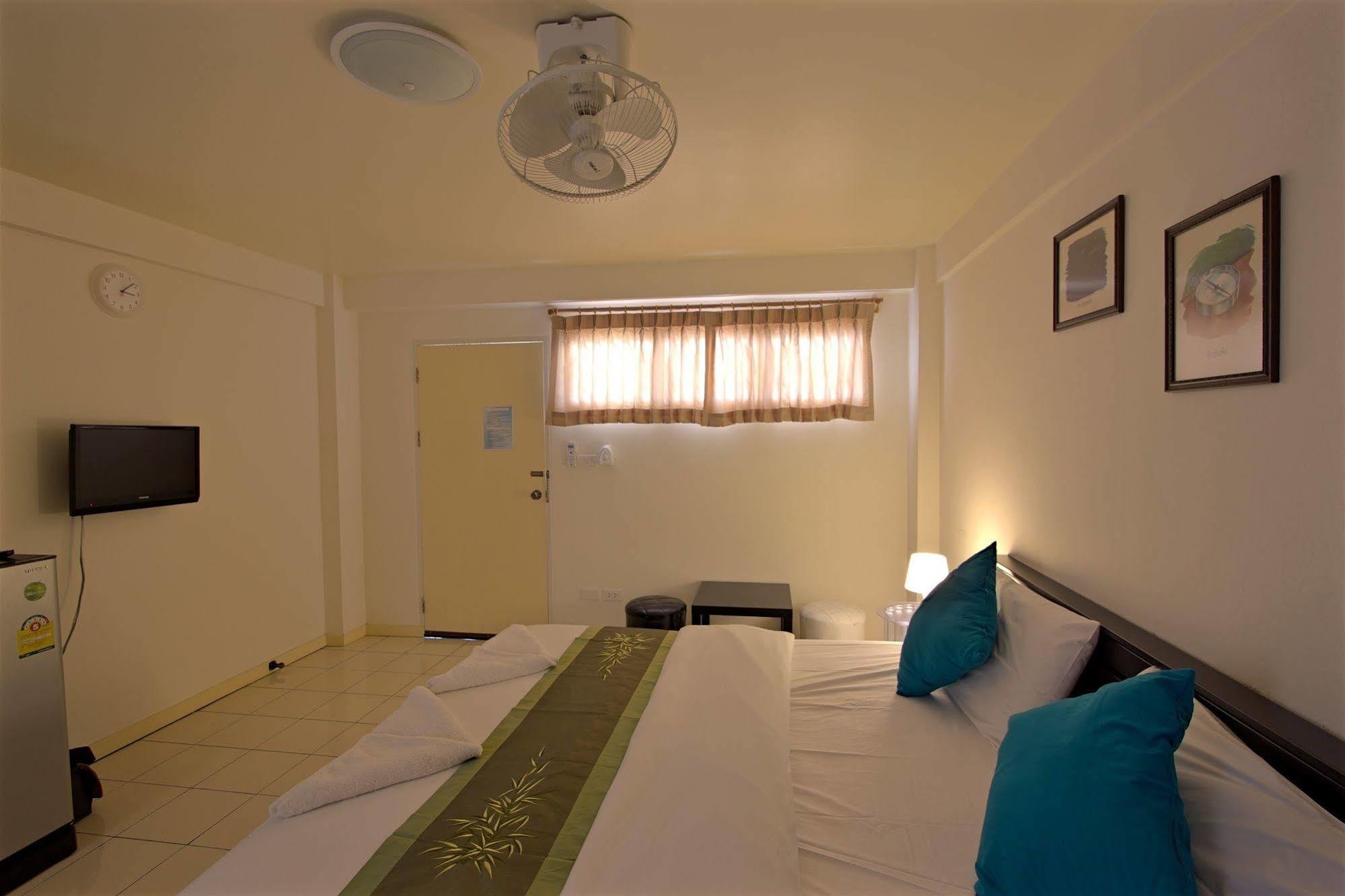 Charn Residence Bang Saen Bagian luar foto