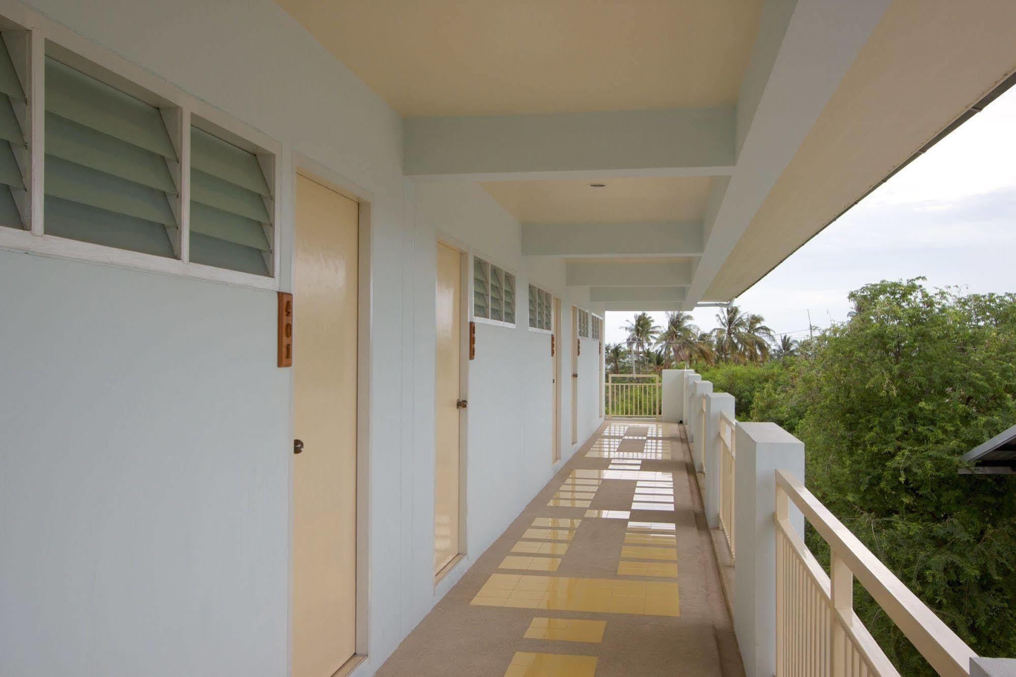 Charn Residence Bang Saen Bagian luar foto