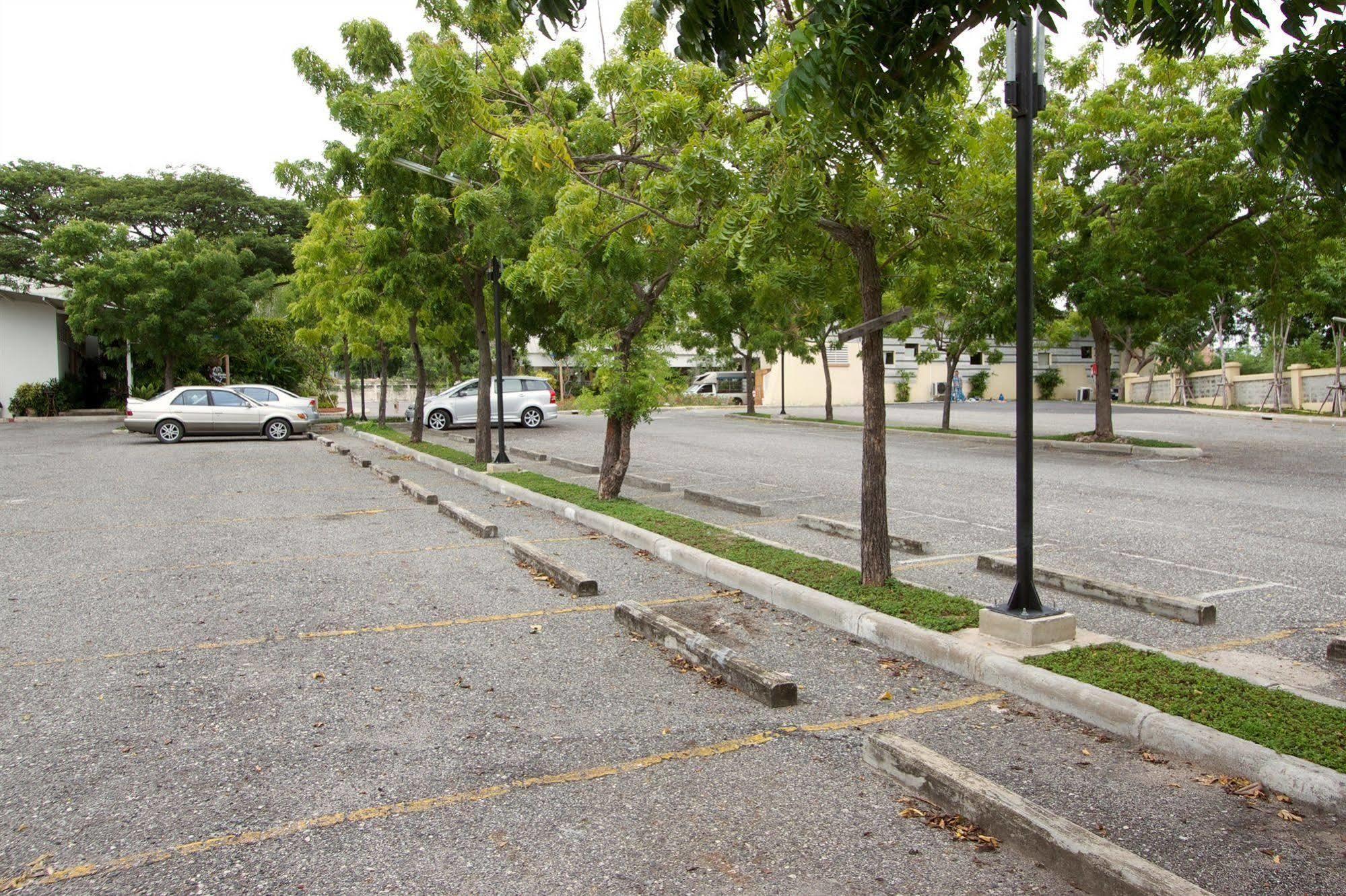 Charn Residence Bang Saen Bagian luar foto
